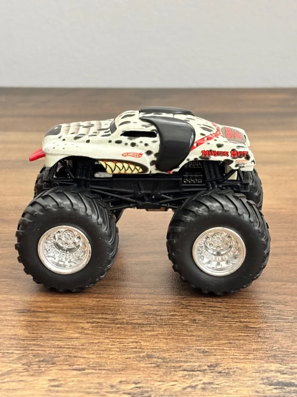 Monster Jam Monster Mutt Dalmatian Dog Truck Die Cast Silver Tires Hot Wheels